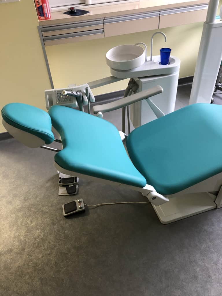 Réfection d'un fauteuil de dentiste par la sellerie minot