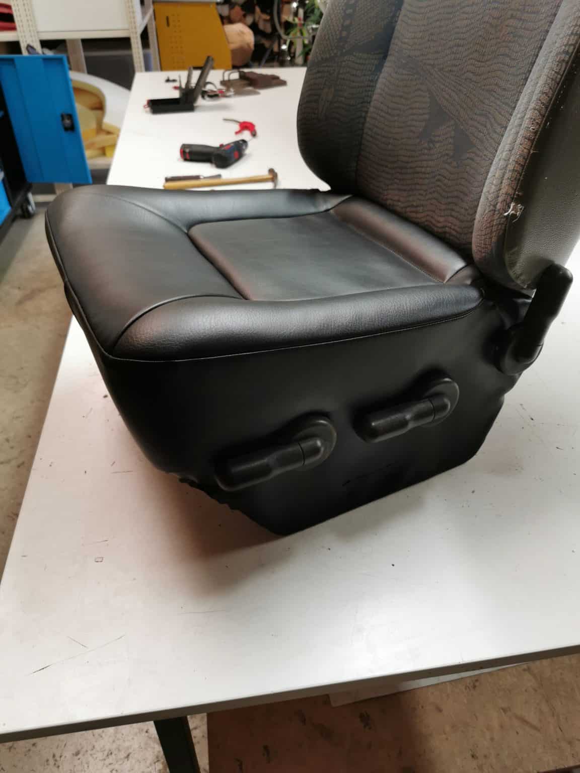 Housse De Siège Conducteur Zakschneider Pour Renault Mascott - Tissu Premium Noir à Carrés Matelassés - Protection Complète, Compatible Airbags - Fabriqué En UE